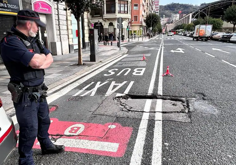 La aparición de un socavón en el centro de Bilbao obliga a cortar un carril bus